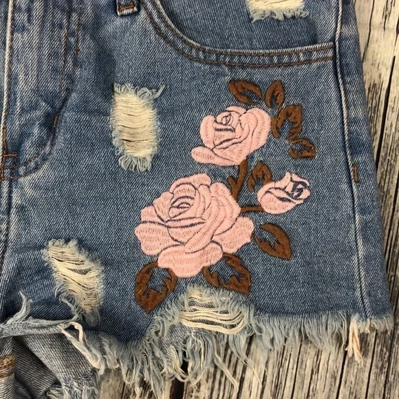 OnTwelfth Women Floral Embroidered Short Size 26 - Picture 3 of 9